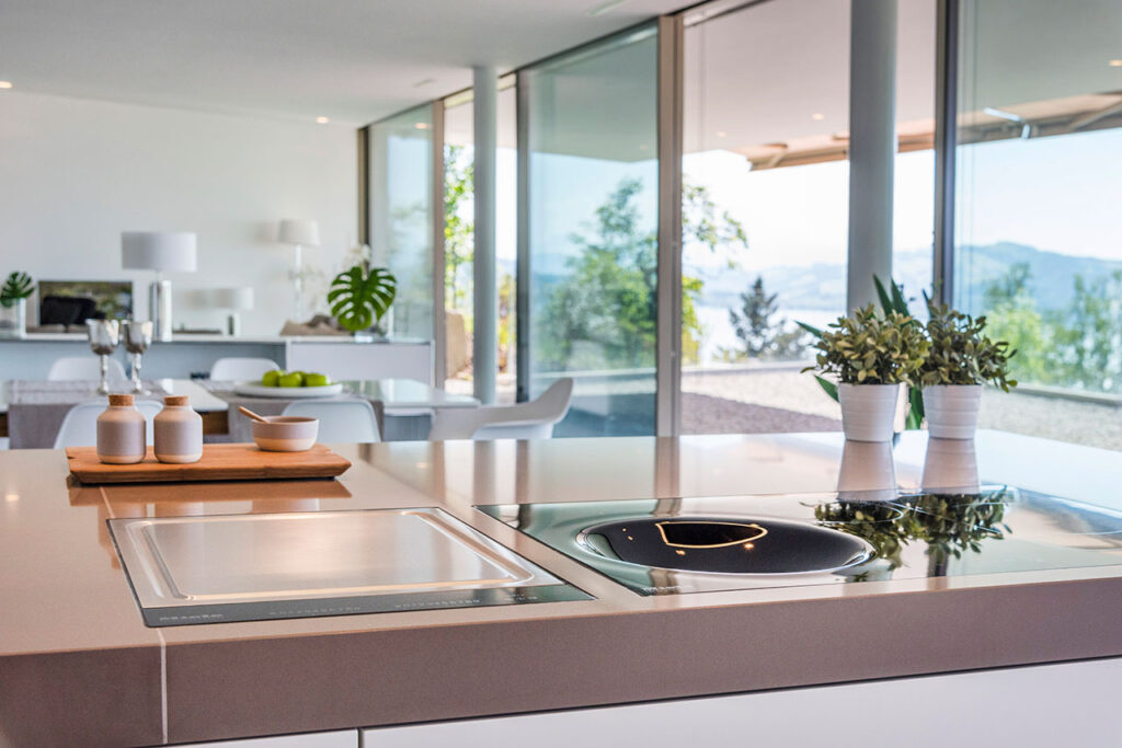 Modern eingerichtete Küche als Beispiel für Swiss Home Staging mit Dekoration und lichtdurchflutetem Wohnraum