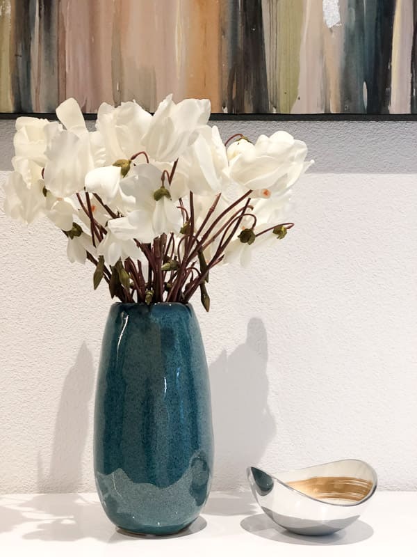Dekoratives Home-Staging-Arrangement mit Vase und Blüten als Beispiel für stilvolle Gestaltung – Symbolbild für transparente Home Staging Preise