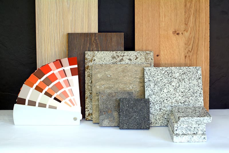 Materialauswahl für Musterwohnungen mit Bodenmustern und Farbfächer zur Präsentation von Ausbau-Optionen