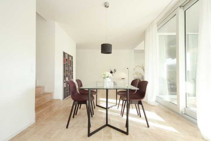 Esszimmer nach Home Staging in moderner Musterwohnung – stilvolle Einrichtung von SWISS HOME STAGING