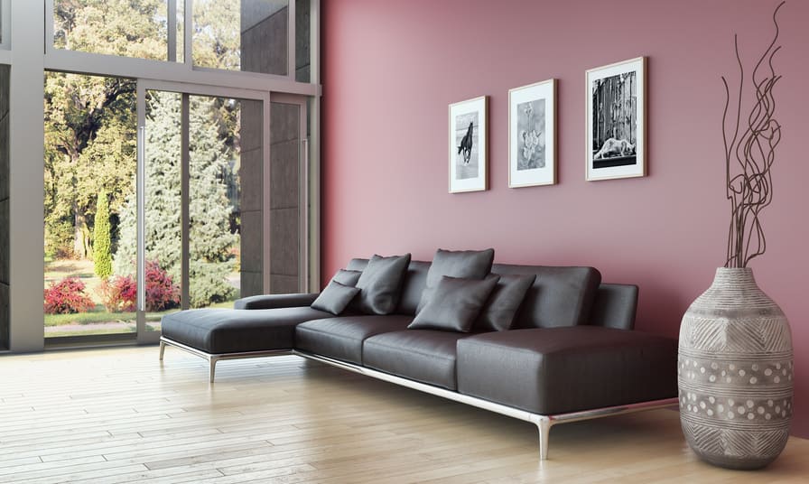 Modern eingerichtetes Wohnzimmer nach Home Staging mit Sofa, Kunst und Deko – Swiss Home Staging