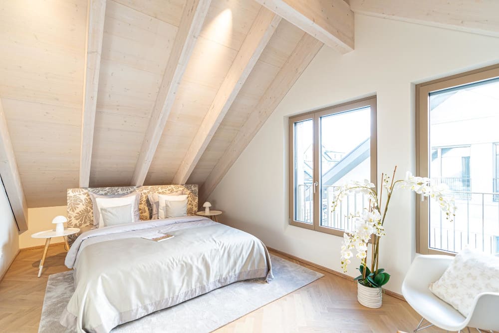 Home Staging Schlafzimmer unter der Dachschräge – harmonische Einrichtung für ein gemütliches Raumgefühl.
