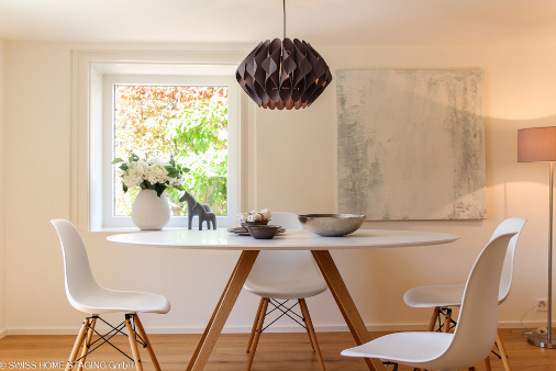 Essbereich mit rundem Tisch und vier Stühlen – dezent dekoriert im Rahmen eines Soft Staging für eine harmonische Raumwirkung.
