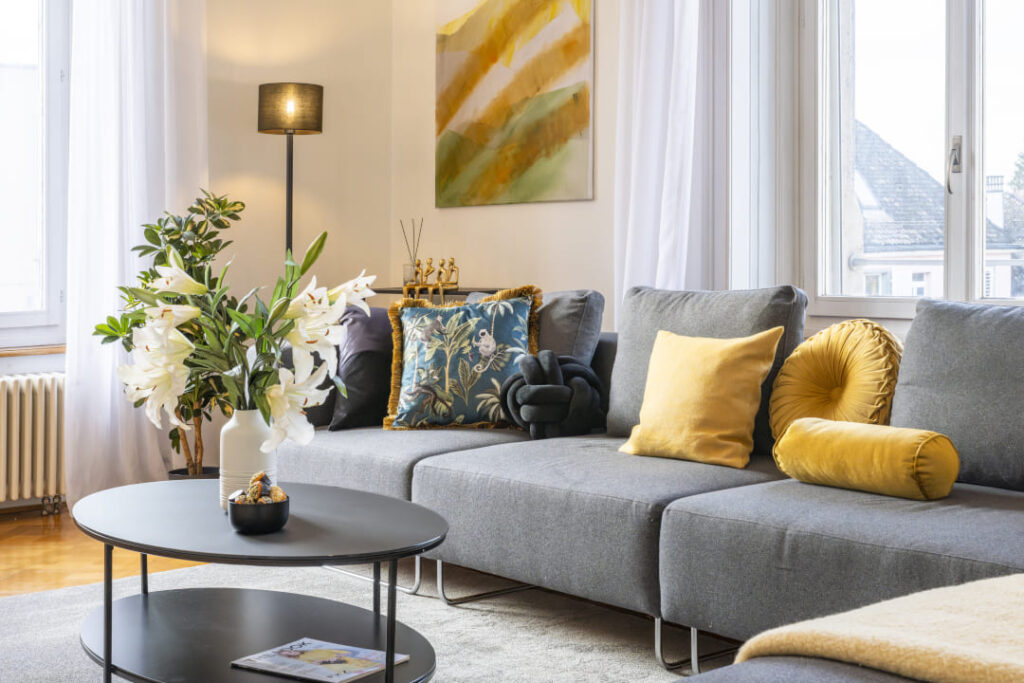 Home Staging Zürich – gemütlicher Wohnbereich mit hochwertiger Einrichtung