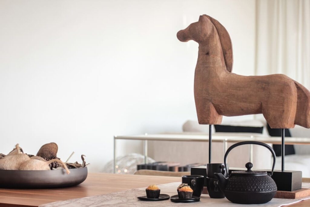 Hochwertige Dekoration und stilvolle Wohnaccessoires als Teil eines professionellen Home Stagings für Immobilienmakler.